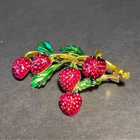 Strawberry Brooch - Picture 3 of 7